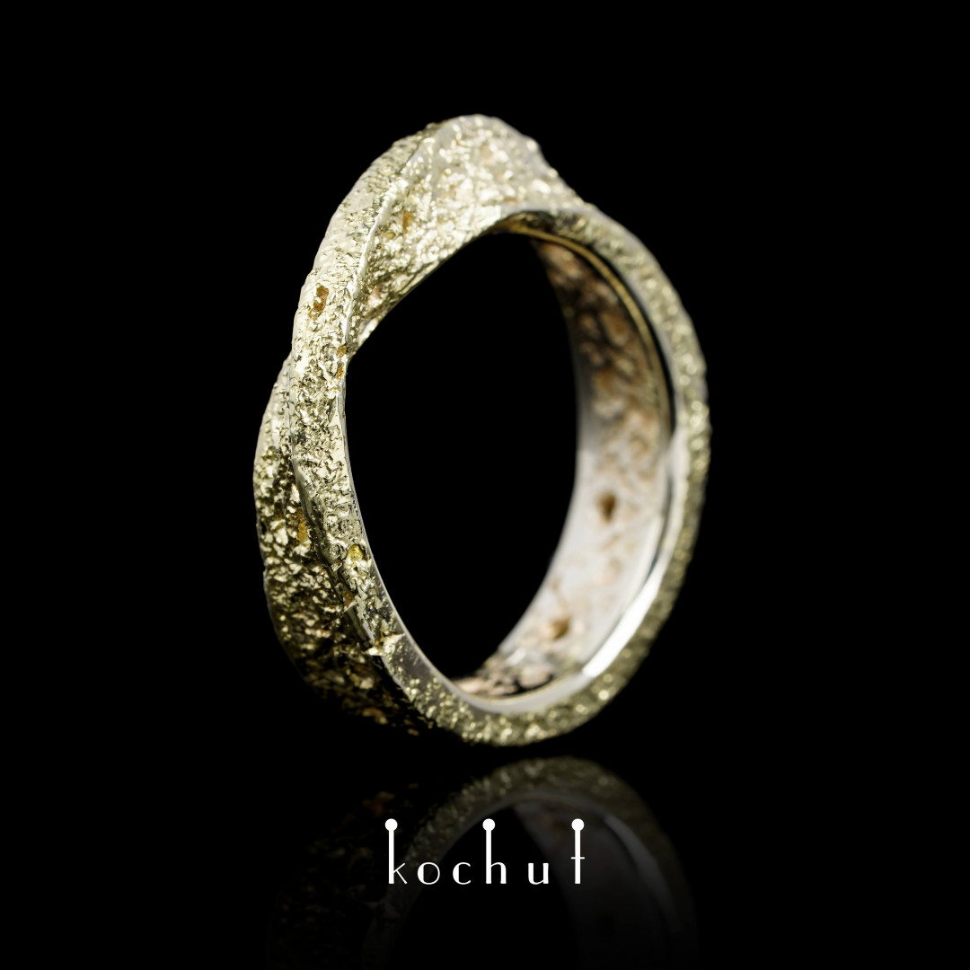 Wedding ring Celtic ribbon of Mobius White gold, fusing of yellow gold